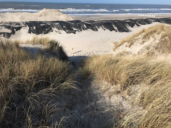 Billedet fra februar 2021 viser sandbunker, der har ligget tildækket i anlægsperioden og nu køres på plads igen